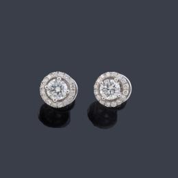 Lote 2435: Pendientes cortos con pareja de brillantes de aprox. 1,25 ct y orla de brillantes de aprox. 0,42 ct en total.