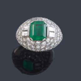 Lote 2436<br>Anillo bombé con esmeralda sintética central y pavé de brillantes y cuatro diamantes talla baguette de aprox. 4,00 ct en total.