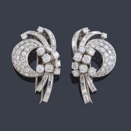 Lote 2437<br>Broche doble - clip con diamantes talla transición y baguette de aprox. 11,00 ct en total. Años '50.