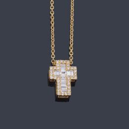 Lote 2448: Cruz con diamantes talla brillante y baguette de aprox. 0,21 ct en total en montura de oro amarillo de 18K.