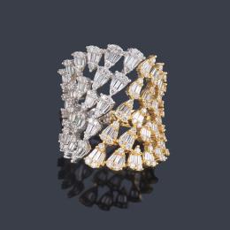 Lote 2450: Anillo ancho con bandas de diamantes talla trapecio y brillante de aprox. 1,81 ct en total.