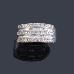 Lote 2453: Anillo con bandas de diamantes talla brillante y baguette en montura de oro blanco de 18K.