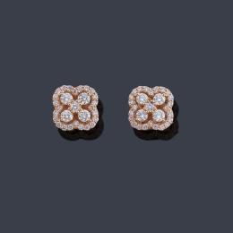 Lote 2454: Pendientes cortos con diseño de flor con brillantes de aprox. 0,46 ct en total.