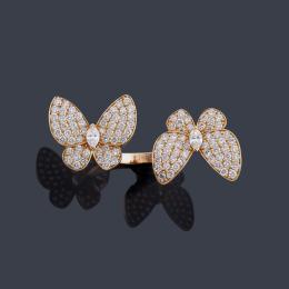 Lote 2455: Anillo con doble motivo en forma de mariposa con pavé de diamantes talla brillante y marquís de aprox. 2,09 ct en total.