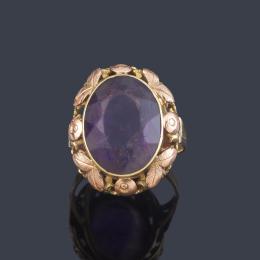 Lote 2460: Anillo con cuarzo amatista talla oval en montura de oro amarillo de 18K.