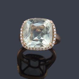 Lote 2461: Anillo con cuarzo prasiolita y orla de brillantes