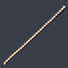 Lote 2463: Pulsera rivière con brillantes de aprox. 6,00 ct en total engastados en chatón.