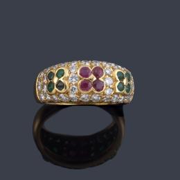 Lote 2466: VAN CLEEF & ARPELS<br>Anillo con tres motivos florales con gemas de color sobre pavé de brillantes.