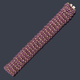 Lote 2470: Pulsera ancha con bandas de rubíes talla cabujón de aprox. 45,00 ct en total intercalado con diamantes talla rosa.