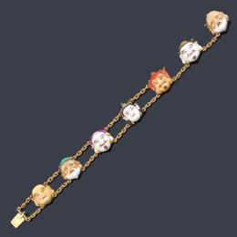 Lote 2476: Pulsera con siete 'Dioses de la Fortuna' en porcelana esmaltada en montura de oro amarillo de 18K.