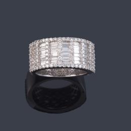 Lote 2480: Anillo con bandas de diamantes talla brillante y baguette de aprox. 1,70 ct en total.