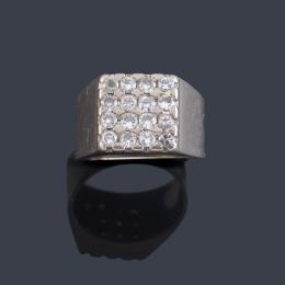 Lote 2483<br>Anillo tipo sello con cuajado de brillantes de aprox. 0,64 ct en total.