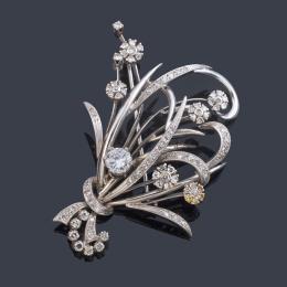 Lote 2488: Broche con diseño de 'Bouquet floral' con diamantes talla brillante y 8/8 de aprox. 1,60 ct en total.