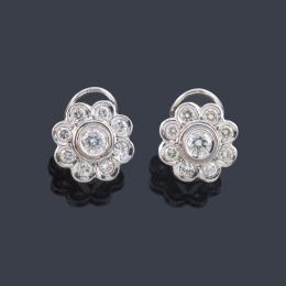 Lote 2489: Pendientes con diseño de rosetón con brillantes de aprox. 1,72 ct en total.