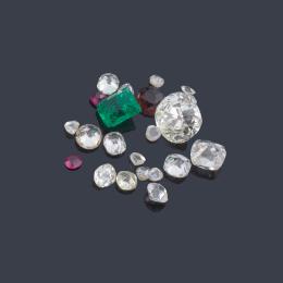 Lote 2491: Lote con diamantes talla antigua, brillante y rosa de 3,41 ct en total, 3 rubíes de 0,50 ct y una esmeralda de 0,49 ct.