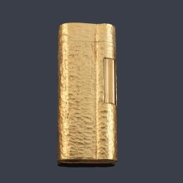 Lote 2510<br>DUNHILL, mechero en oro amarillo de 18 K con decoración martelé.