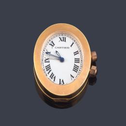 Lote 2513<br>CARTIER, reloj oval despertador de viaje en metal dorado.