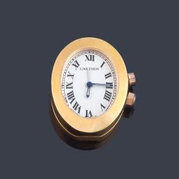 Lote 2514: CARTIER, reloj oval despertador de viaje en metal dorado.