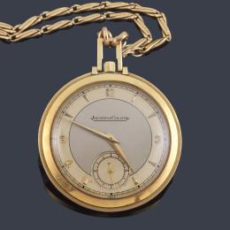 Lote 2528: JAEGER LECOULTRE, reloj lepin con caja en oro amarillo de 18 K y leontina en oro amarillo de 18 K.