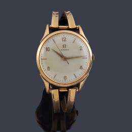 Lote 2555<br>OMEGA de caballero con caja y brazalete en oro rosa de 18 K.