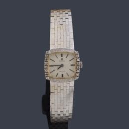 Lote 2563<br>OMEGA De Ville de señora con caja y brazalete en oro blanco de 18 K con brillantes.