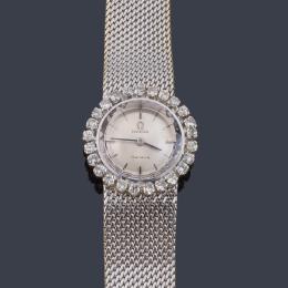 Lote 2567<br>OMEGA de señora con caja y brazalete en oro blanco de 18 K con orla de brillantes.