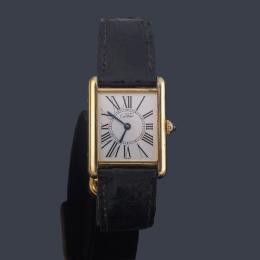 Lote 2594: MUST de CARTIER Tank ref. 152509 de señora con caja en plata chapada en oro.