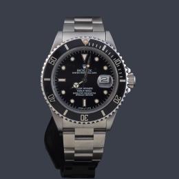 Lote 2630: ROLEX mod. Oyster Perpetual date "Submariner", Superlative Chronometer Officially Certified. Ref. 16800. Reloj para caballero con caja y brazalete en acero. Con estuche y documentación.