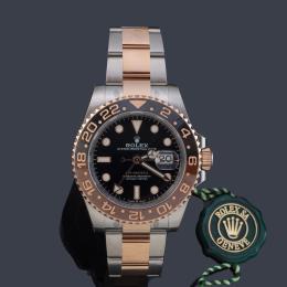 Lote 2635<br>ROLEX mod. Oyster Perpetual "GMT Master II" "Root Beer Superlative Chronometer Officially Certified. Ref. 126711CHNR. Reloj para caballero con caja y brazalete en acero y oro rosa de  18 K.Con estuche y documentación.