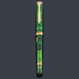 Lote 2641<br>PELIKAN Souverän 800 Green Demonstrator nº 111, Alemania 1992.<br>Con estuche y documentación.