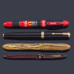 Lote 2644<br>Lote de cuatro plumas, tres antiguas de Sheaffer's, Cavalier, Parker y una de Coca Cola con estuche.