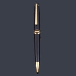 Lote 2648: Bolígrafo MONTBLANC Meisterstück, Alemania.<br>Cuerpo en resina negra. En funcionamiento.