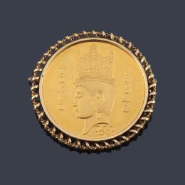 Lote 2658: Broche moneda conmemorativa de los Juegos Olímpicos de 1964 en oro amarillo de 18 Y con marco en oro amarillo de 18 K.