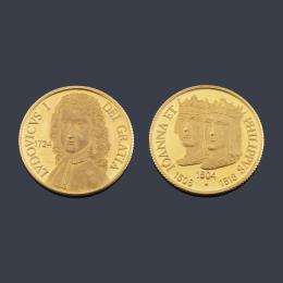 Lote 2676: Dos monedas conmemorativas Reyes en oro de 22 K con estuche y certificado.