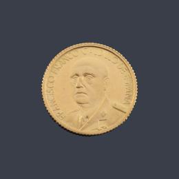 Lote 2682: Moneda conmemorativa "25 años de paz" Francisco Franco en oro amarillo de 22 K.