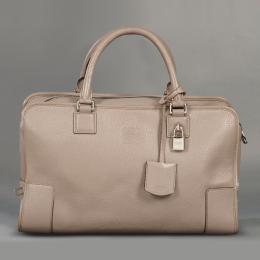 Lote 2719<br>LOEWE<br>Bolso Amazona 36 realizado en piel de vacuno color topo con los remaches, cierres y candado bañados en plateados.