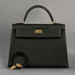 Lote 2720: HERMÈS<br>Bolso 'KELLY HERMÈS' 32.<br>Realizado en piel de becerro en el color negro, con herraje placado en oro.