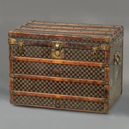 Lote 2721: LOUIS VUITTON<br>Baúl haute de señora, con revestimiento en lona Damier y reforzado con listones de haya. Circa 1890.