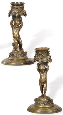 Lote 1003: Ferdinand Barbedienne (Francia 1810-1892)<br>Pareja de candeleros de bronce patinado con vástagos de amorcillos S. XIX