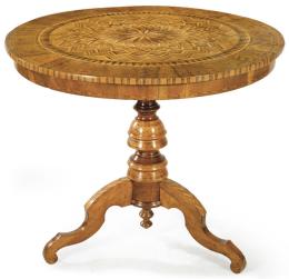 Lote 1027: Mesa de centro redonda sobre pedestal en madera de nogal torneada y tres patas cabriolé recortadas. Tapa con decoración geométrica de marquetería en maderas finas.Italia, segunda mitad S. XIX