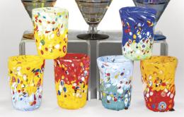 Lote 1079: Juego de seis vasos de cristal de Murano de diversos colores con decoración de molti fiori.