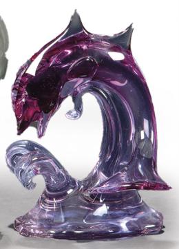 Lote 1097: Delfín de cristal de Murano color morado.