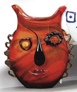 Lote 1098: Jarrón de cristal de Murano rojo con rasgos faciales en relieve.