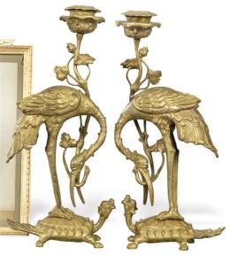 Lote 1124: Pareja de candeleros en forma de garza sobre tortuga de bronce dorado al gusto oriental, Francia primera mitad S. XX.