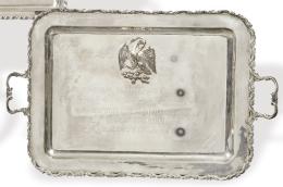 Lote 1161: Bandeja rectangular de dos asas de plata mejicana punzonada Ley Sterling de Platería Emma con escudo mejicano y dedicatoria "Las Cámaras Españolas de Comercio de Méjico Puebla y Veracruz a la Exposición Flotante Española "Ciudad de Toledo" Veracruz Nov. d