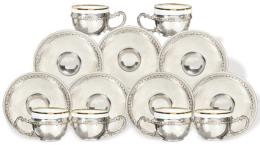 Lote 1188: Juego de doce tazas con sus platos en plata española punzonada 1ª Ley con pocillo de porcelana con filo dorado.