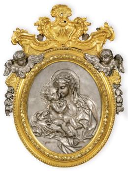 Lote 1239: Atribuido a Filippo Galassi (Monteleone di Spoleto 1685-Roma 1757)<br>"Virgen con el Niño" h. 1750<br>Placa de plata repujdada y cincelada y marco de bronce dorado al mercurio.