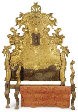 Lote 1257: Cama Carlos III en madera moldada, tallada, dorada y policromada. Con pintura de Virgen Inmaculada en el centro.<br>España, Aragón, S. XVIII