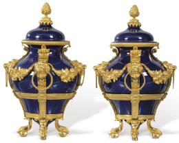 Lote 1265: Pareja de tibores Napoleón III, en porcelana esmaltada en azul cobalto, con montura de bronce dorado estilo Luis XV.<br>Francia, segunda mitad S. XIX