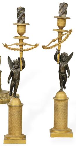 Lote 1300: Pareja de candeleros de bronce dorado y patinado con vástago de ángel